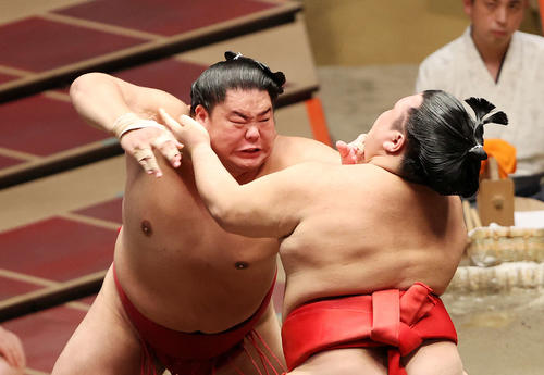 阿武咲（右）を激しく攻める大栄翔（撮影・鈴木正人）