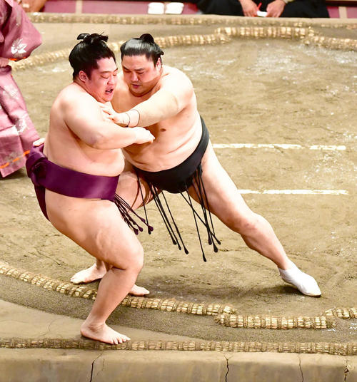 隠岐の海（右）は遠藤を寄り切りで下す（撮影・小沢裕）