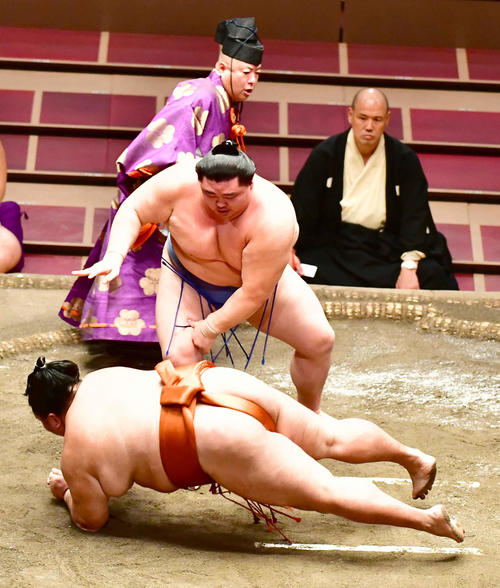 正代は御嶽海（手前）を突き落としで下す（撮影・小沢裕）