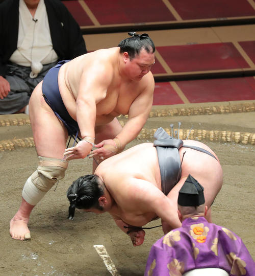 貴景勝（右）をはたき込みで破る北勝富士（撮影・河田真司）
