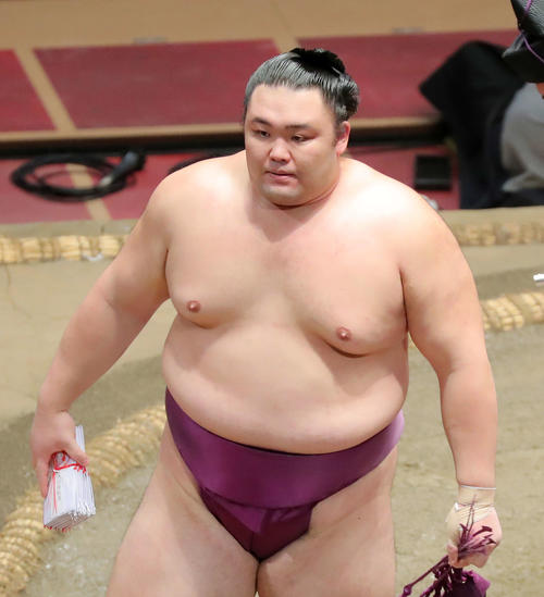 碧山を下し、懸賞金の束を手に土俵から引き揚げる朝乃山（撮影・河田真司）　　　
