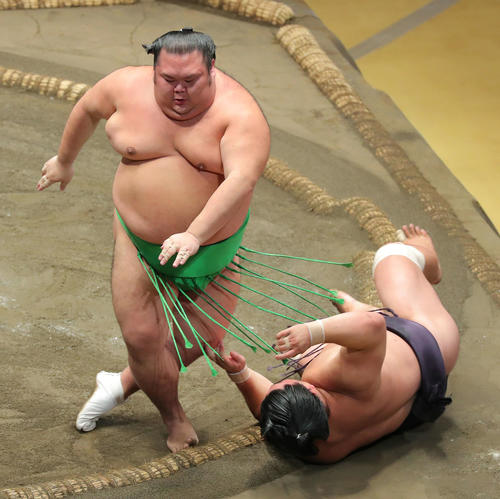妙義龍（右）を突き落としで破る千代丸（撮影・河田真司）
