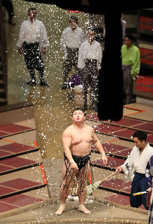 塩を豪快にまく照強（撮影・鈴木正人）