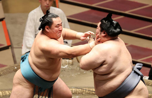 徳勝龍（右）を激しく攻める玉鷲（撮影・鈴木正人）