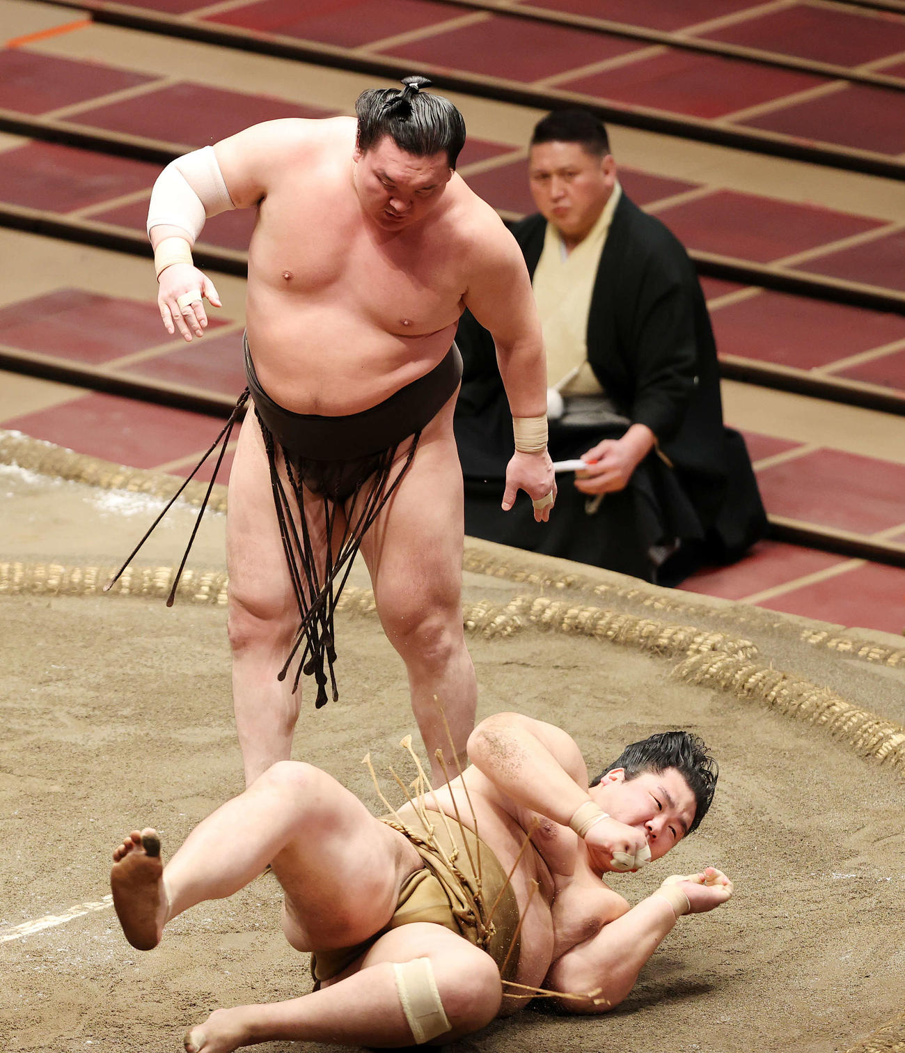 輝（下）をはたき込みで破る白鵬（撮影・鈴木正人）