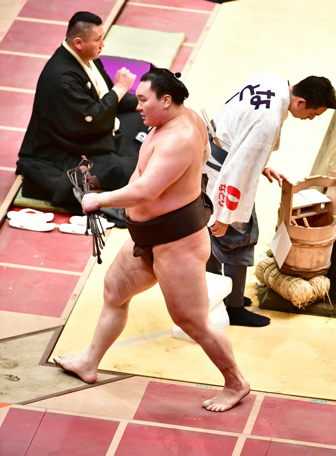 初日から8連勝で勝ち越しを決め花道を引き揚げる白鵬（撮影・小沢裕）