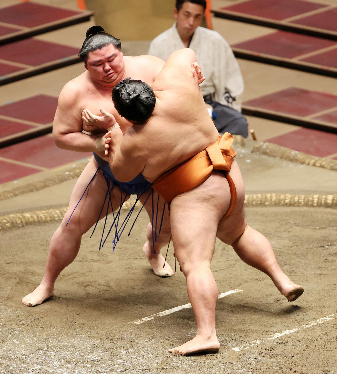 御嶽海（右）を激しく攻める正代（撮影・鈴木正人）