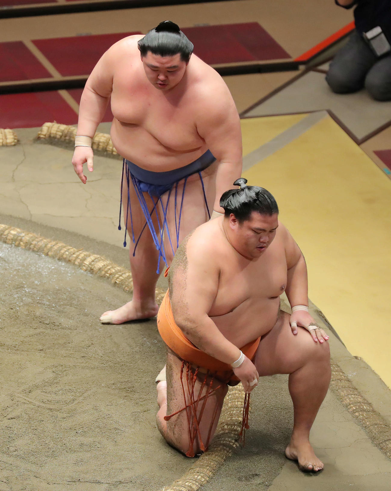 突き落とした御嶽海（右）を起こそうとする正代（撮影・河田真司）