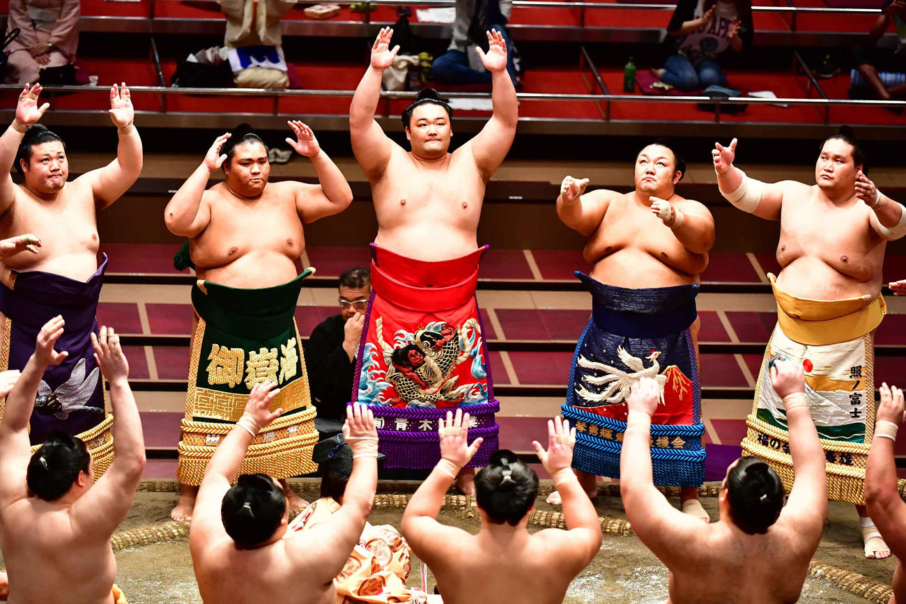 幕内土俵入りに臨む、左から豊山、御嶽海、朝乃山、琴勇輝、照ノ富士（撮影・小沢裕）