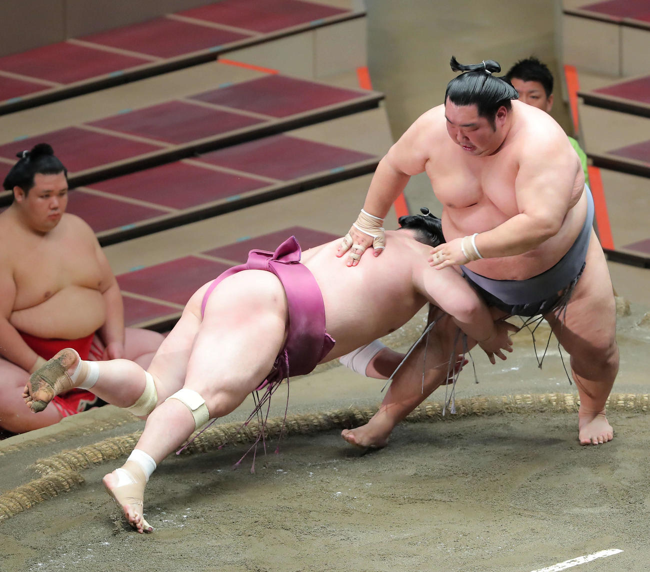宝富士（左）を引き落としで破る徳勝龍（撮影・河田真司）