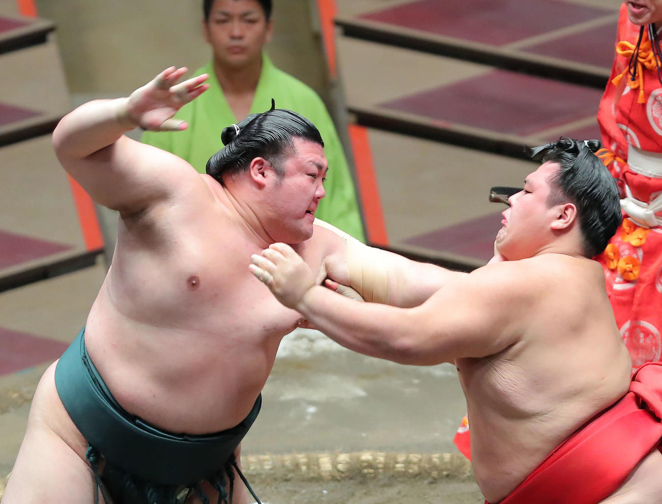 阿武咲（右）を攻める豊山（撮影・河田真司）　
