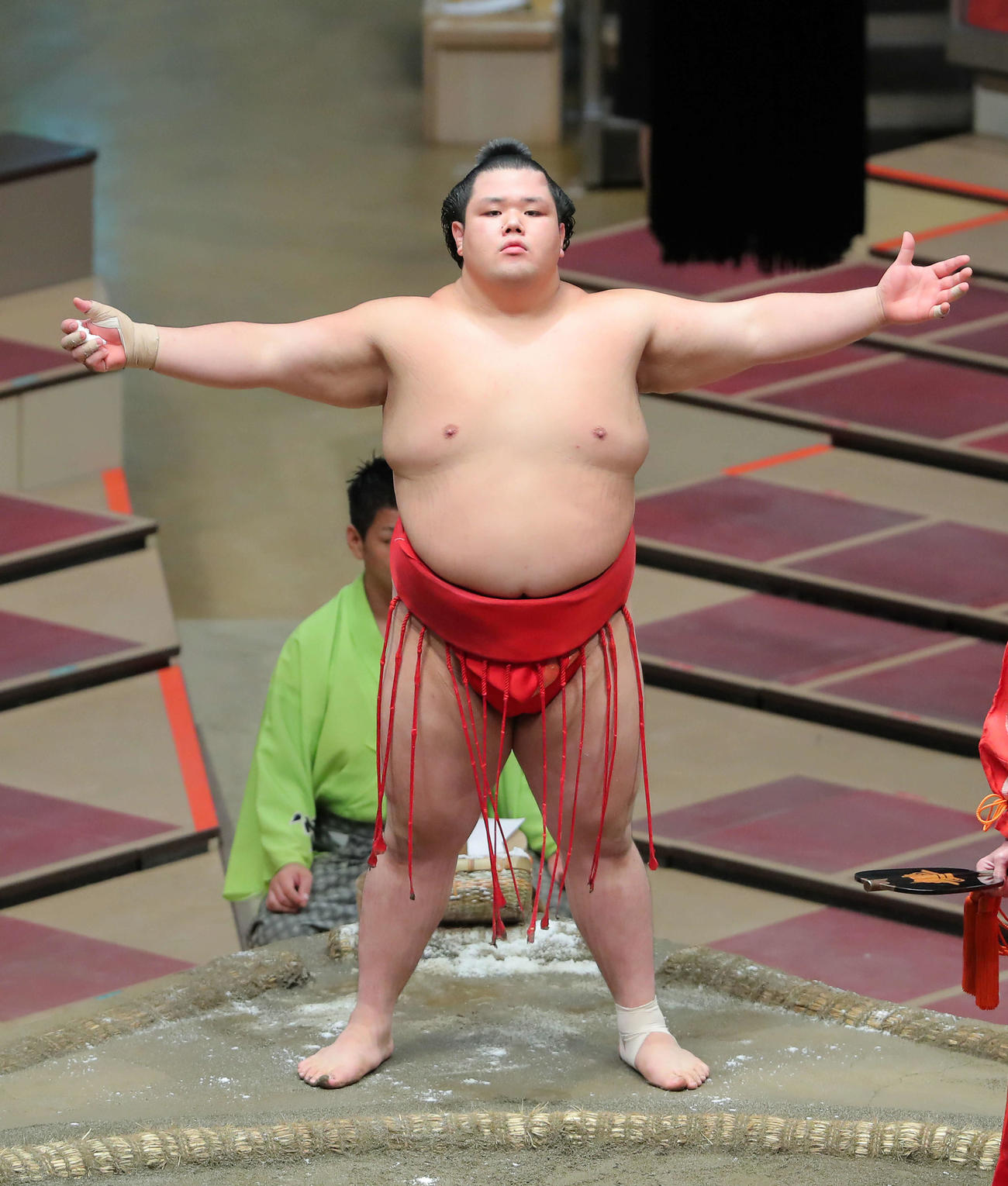 大きく伸びをする阿武咲（撮影・河田真司）
