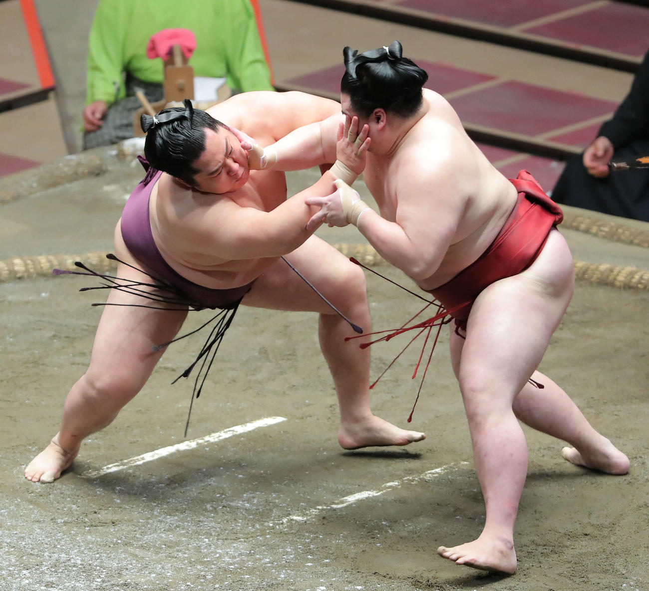 隆の勝（右）の攻めに耐える遠藤（撮影・河田真司）