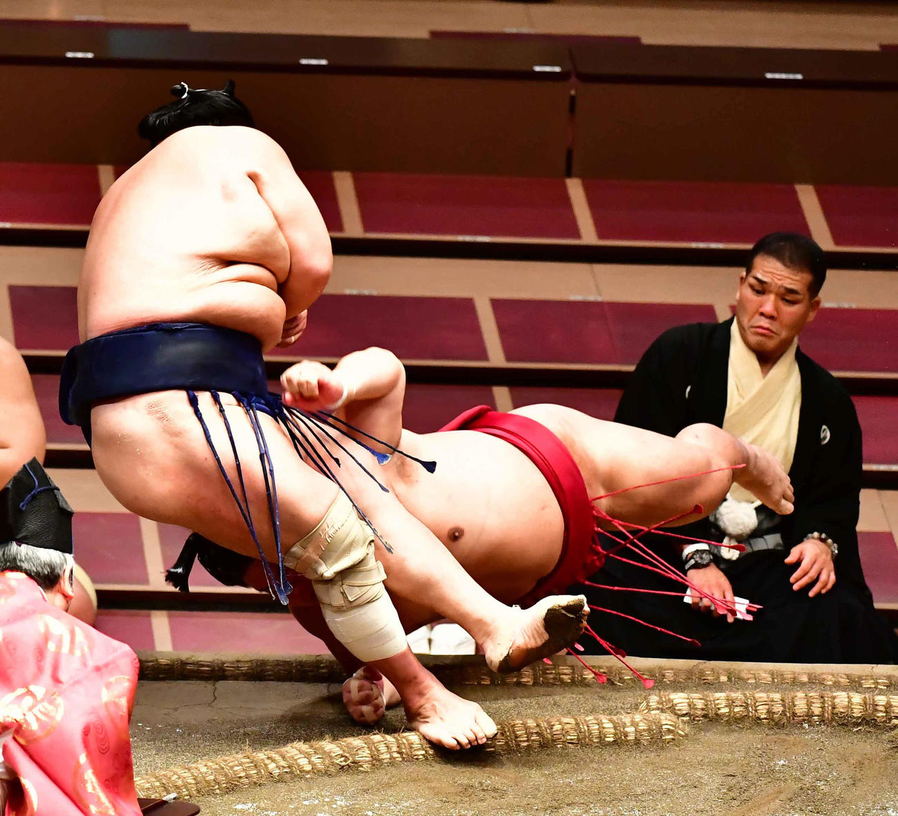 北勝富士（左）は突き落としで大栄翔を下す（撮影・小沢裕）