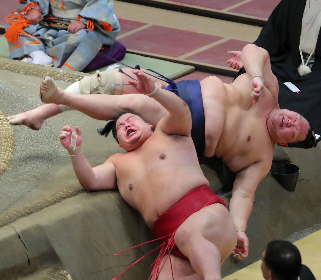 大栄翔（手前）を突き落としで破る北勝富士（撮影・河田真司）