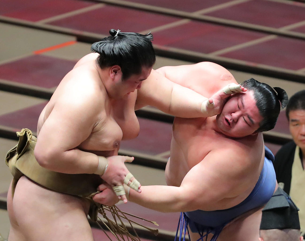 輝（左）の攻めに耐える正代（撮影・河田真司）　　