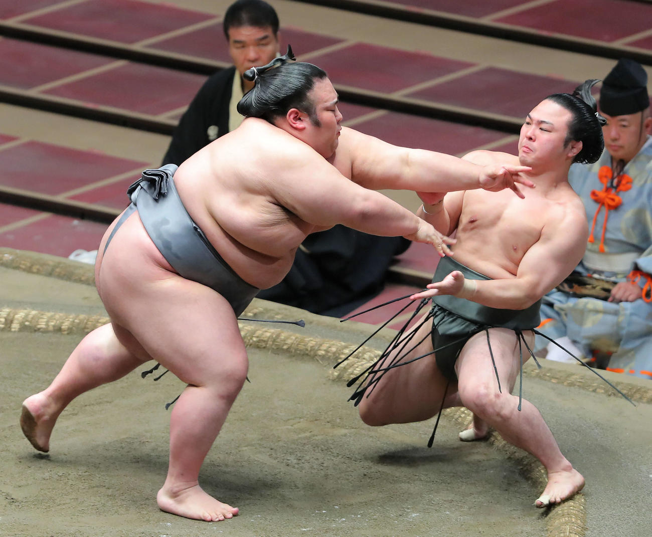 炎鵬（右）を攻める貴景勝（撮影・河田真司）　　