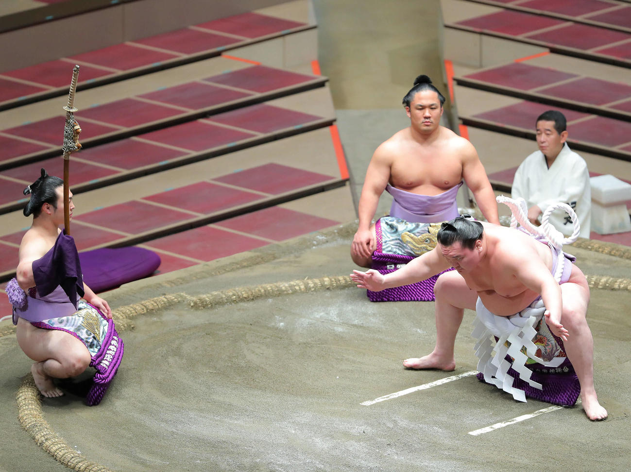 大相撲7月場所9日目の横綱土俵入りに臨む白鵬（右）。露払い石浦、太刀持ち炎鵬（撮影・河田真司）