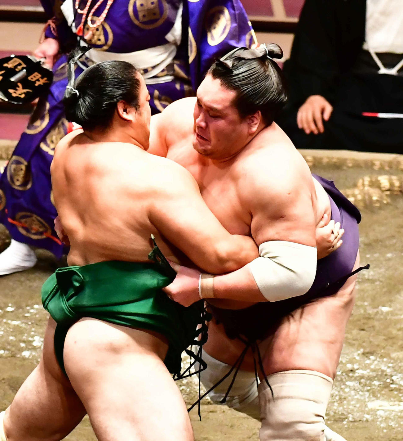 照ノ富士（右）は佐田の海を寄り切りで下す（撮影・小沢裕）
