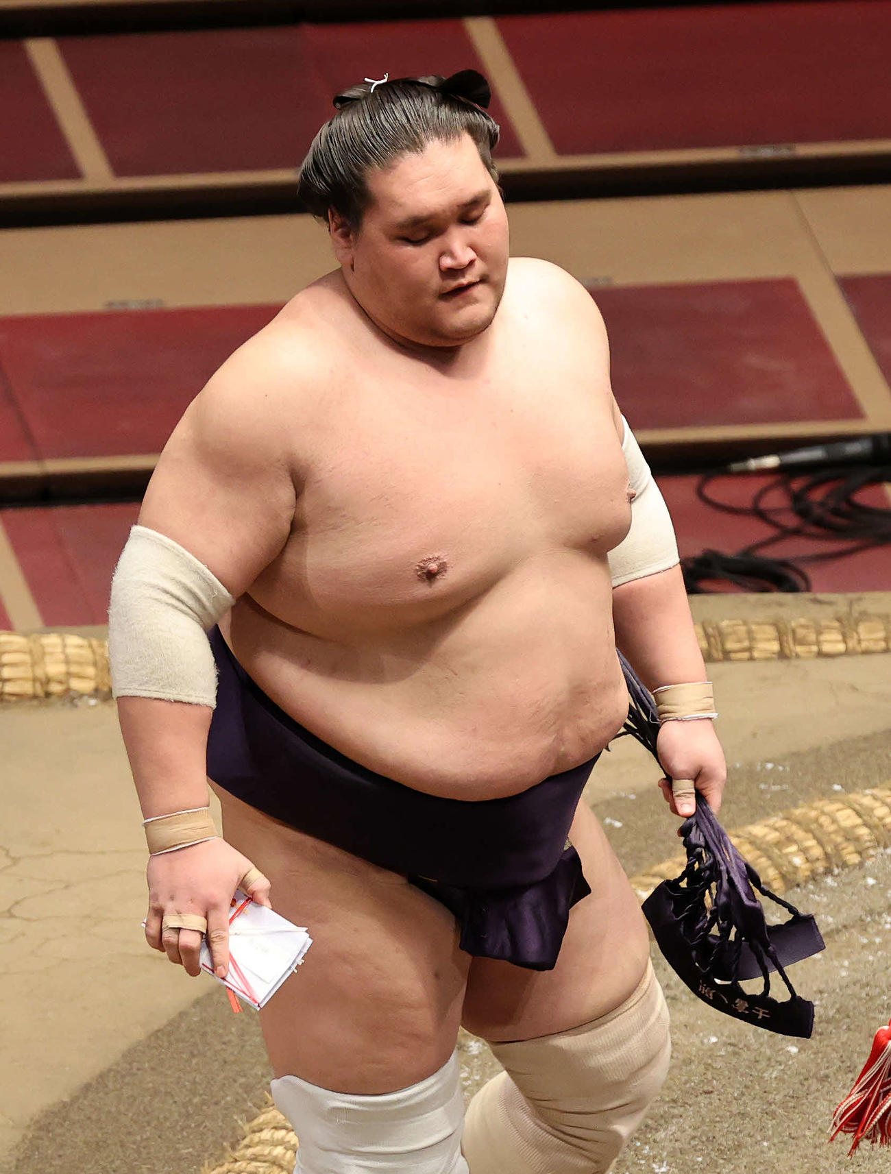 懸賞金を手に土俵を引き揚げる照ノ富士（撮影・鈴木正人）
