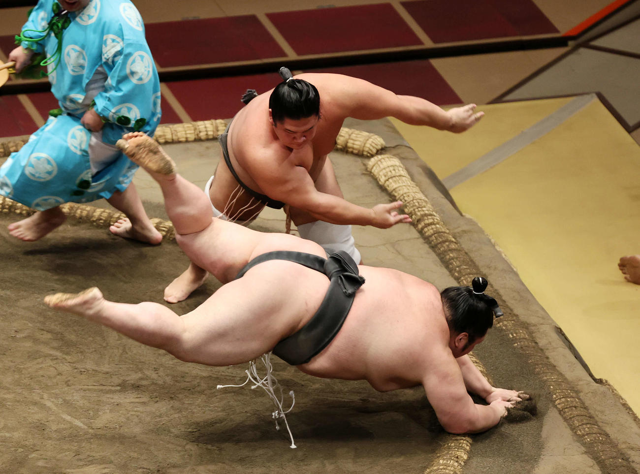 武将山（手前）をはたき込みで破る宇良（撮影・鈴木正人）