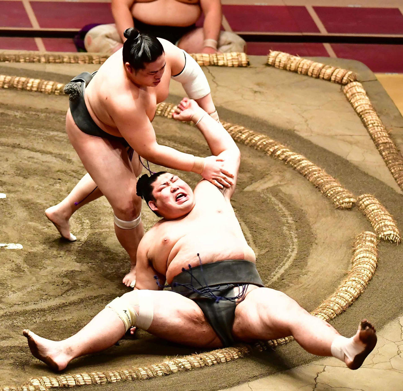 錦富士（左）は上手出し投げで常幸龍を下す（撮影・小沢裕）