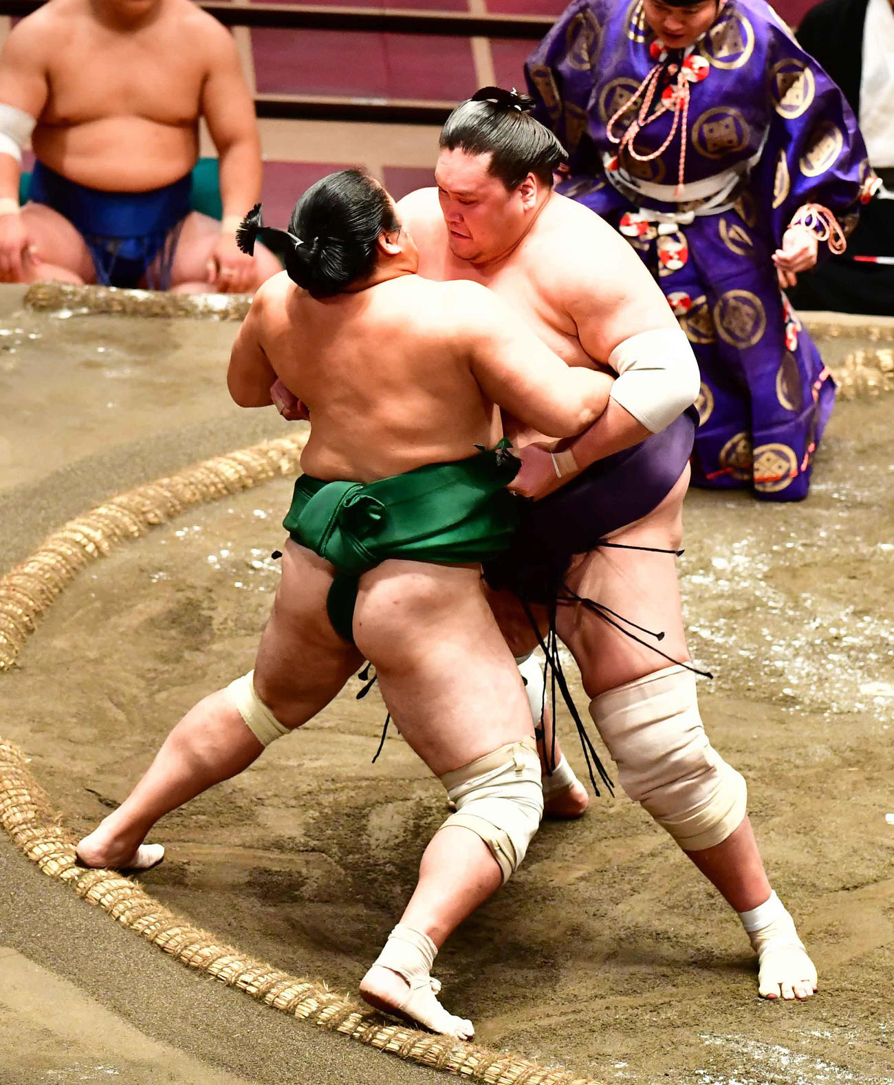 照ノ富士（右）は佐田の海を寄り切りで下す（撮影・小沢裕）