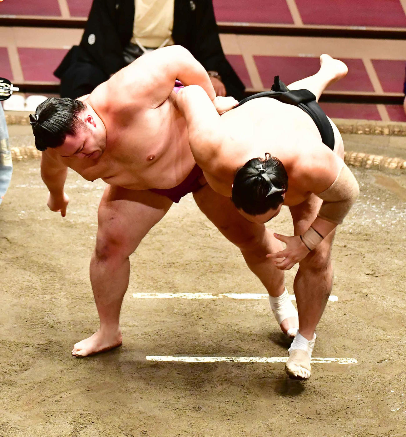 取り直しの1番で朝乃山（左）は隠岐の海を上手投げで下す（撮影・小沢裕）