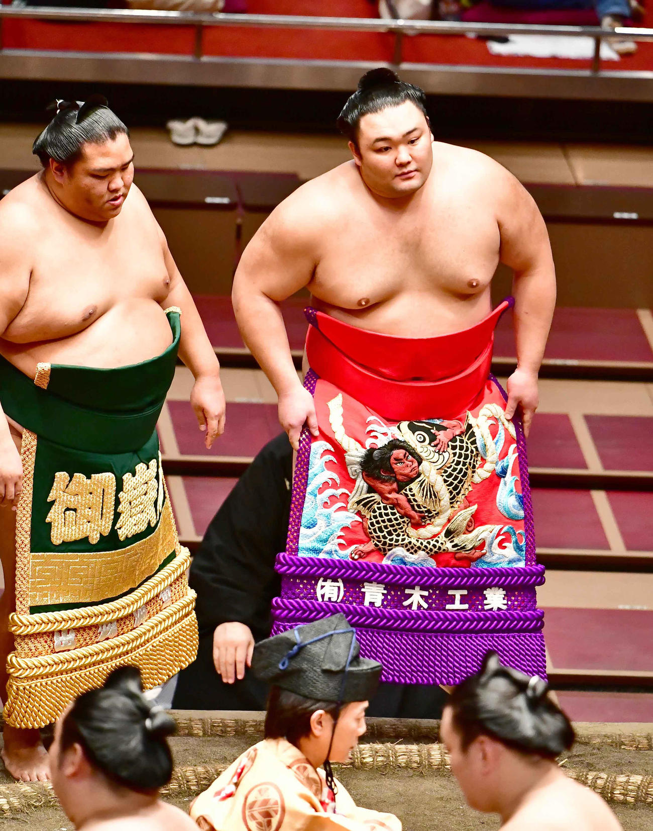 幕内土俵入りに臨む、御嶽海（左）と朝乃山（撮影・小沢裕）