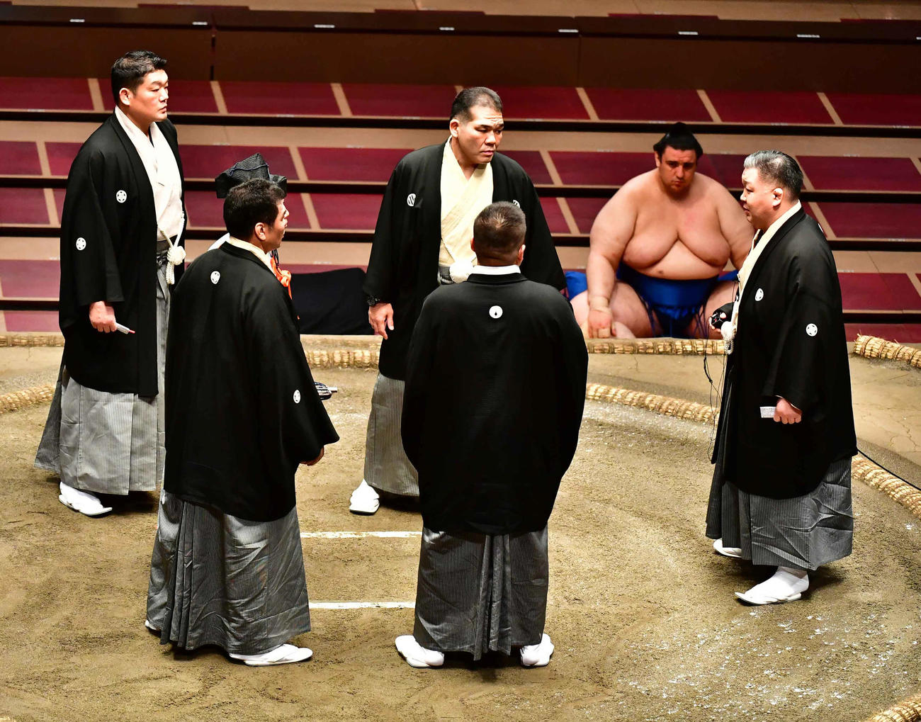 朝乃山と隠岐の海の取組は物言いが付き協議する審判団（撮影・小沢裕）