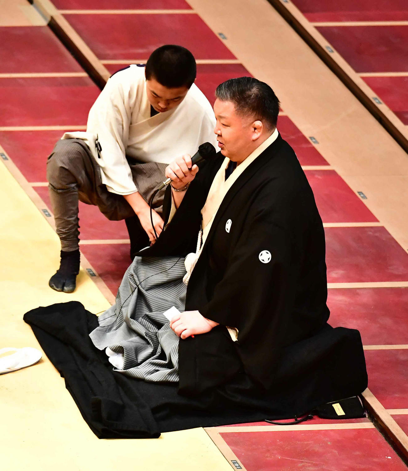 朝乃山と隠岐の海の1番は取り直しとアナウンスする高田川審判長（撮影・小沢裕）