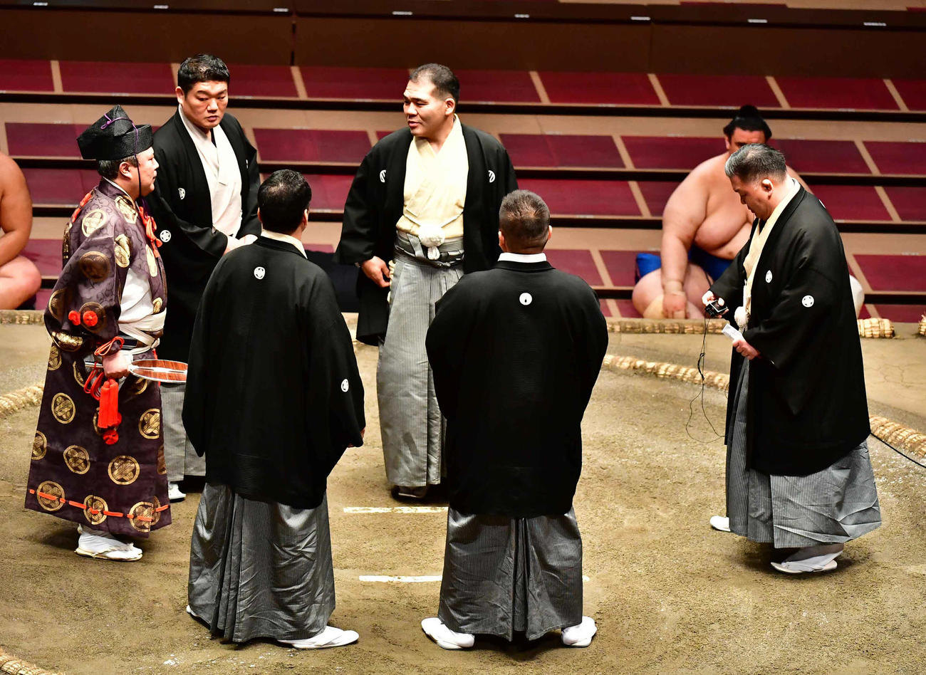 貴景勝と炎鵬の1番は物言いが付き協議する審判団（撮影・小沢裕）