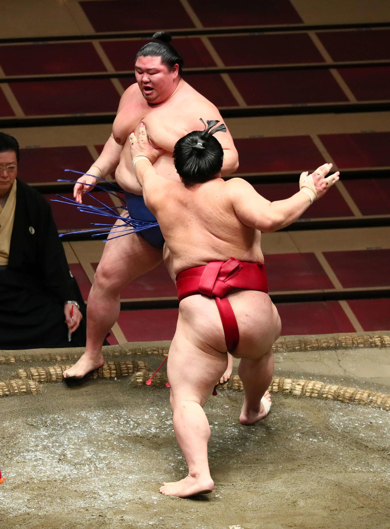 正代（後方）は突き出しで大栄翔に敗れる（撮影・足立雅史）