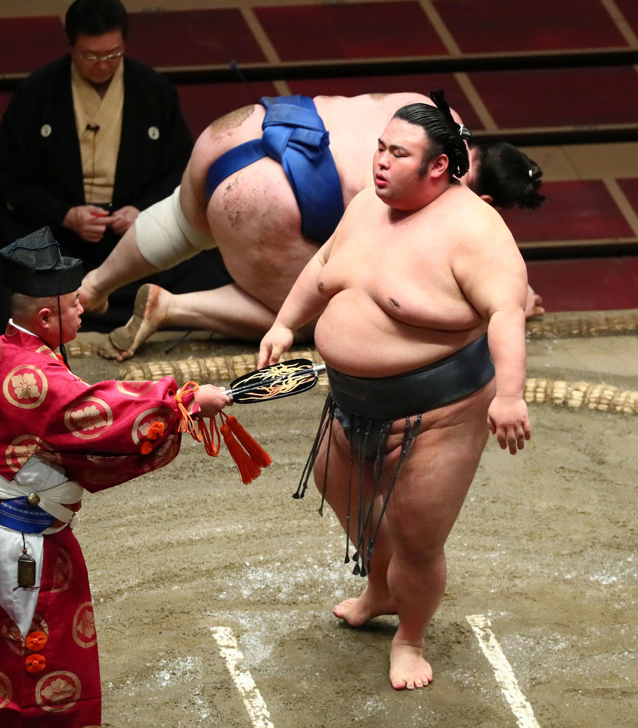貴景勝は突き落としで碧山を破る（撮影・足立雅史）