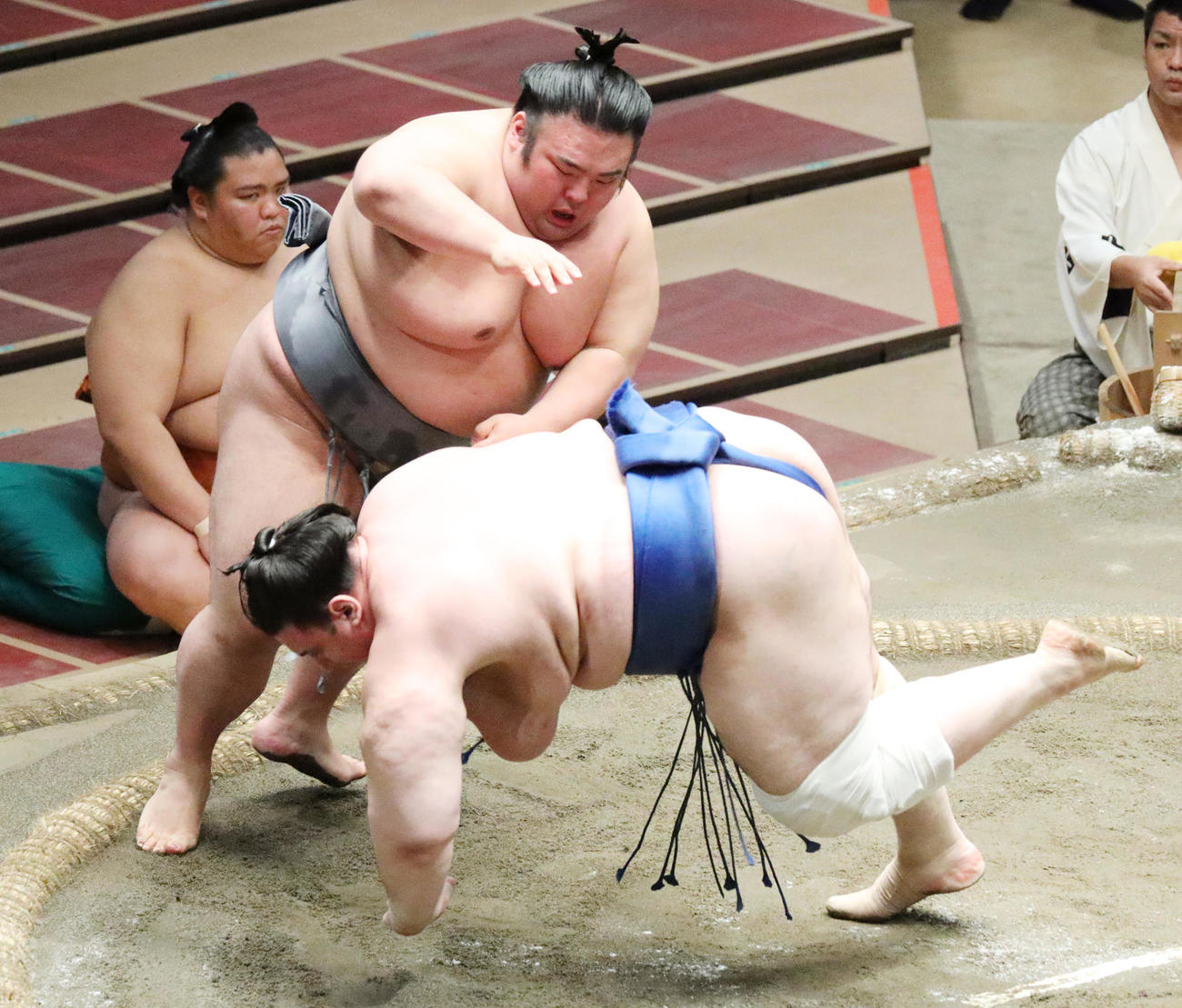 碧山（下）を突き落としで破る貴景勝（撮影・中島郁夫）