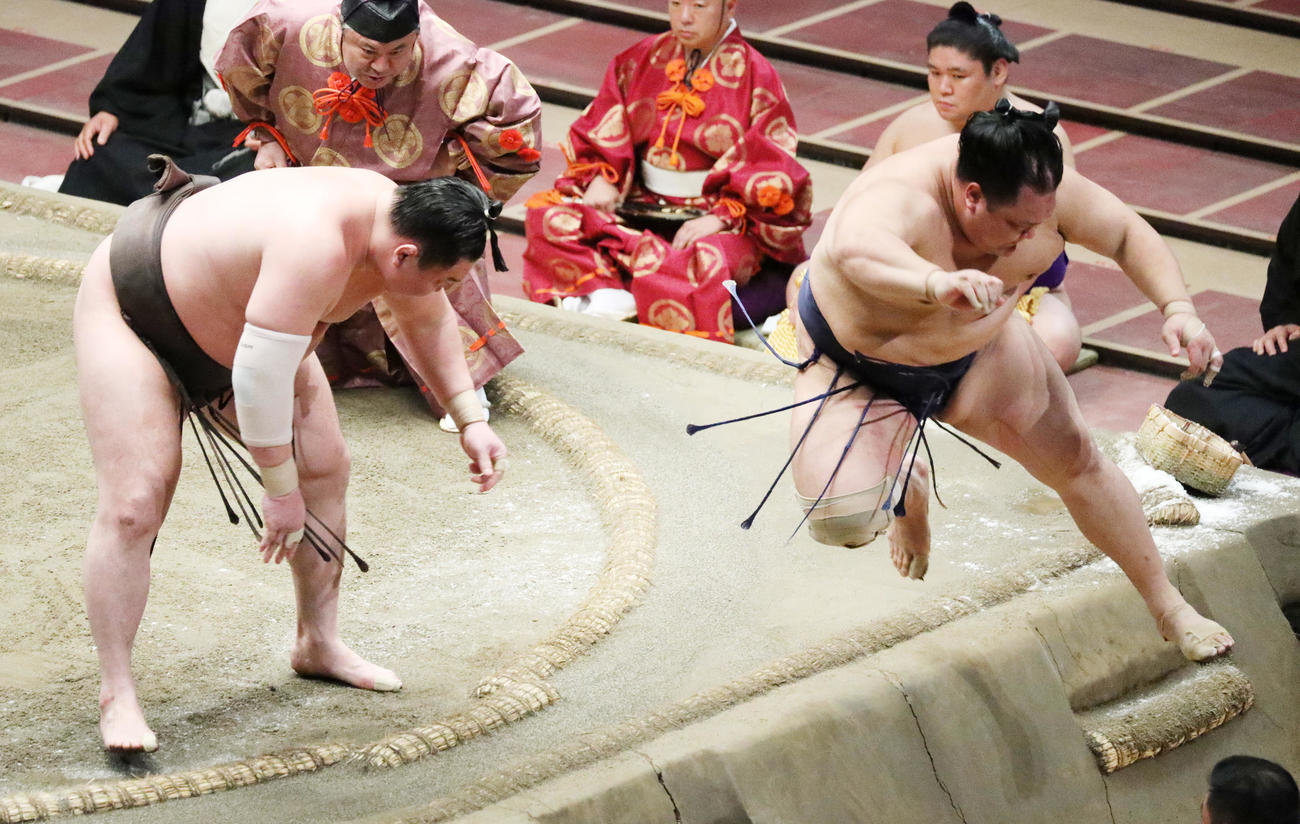 北勝富士（右）を押し出しで破る白鵬（撮影・中島郁夫）