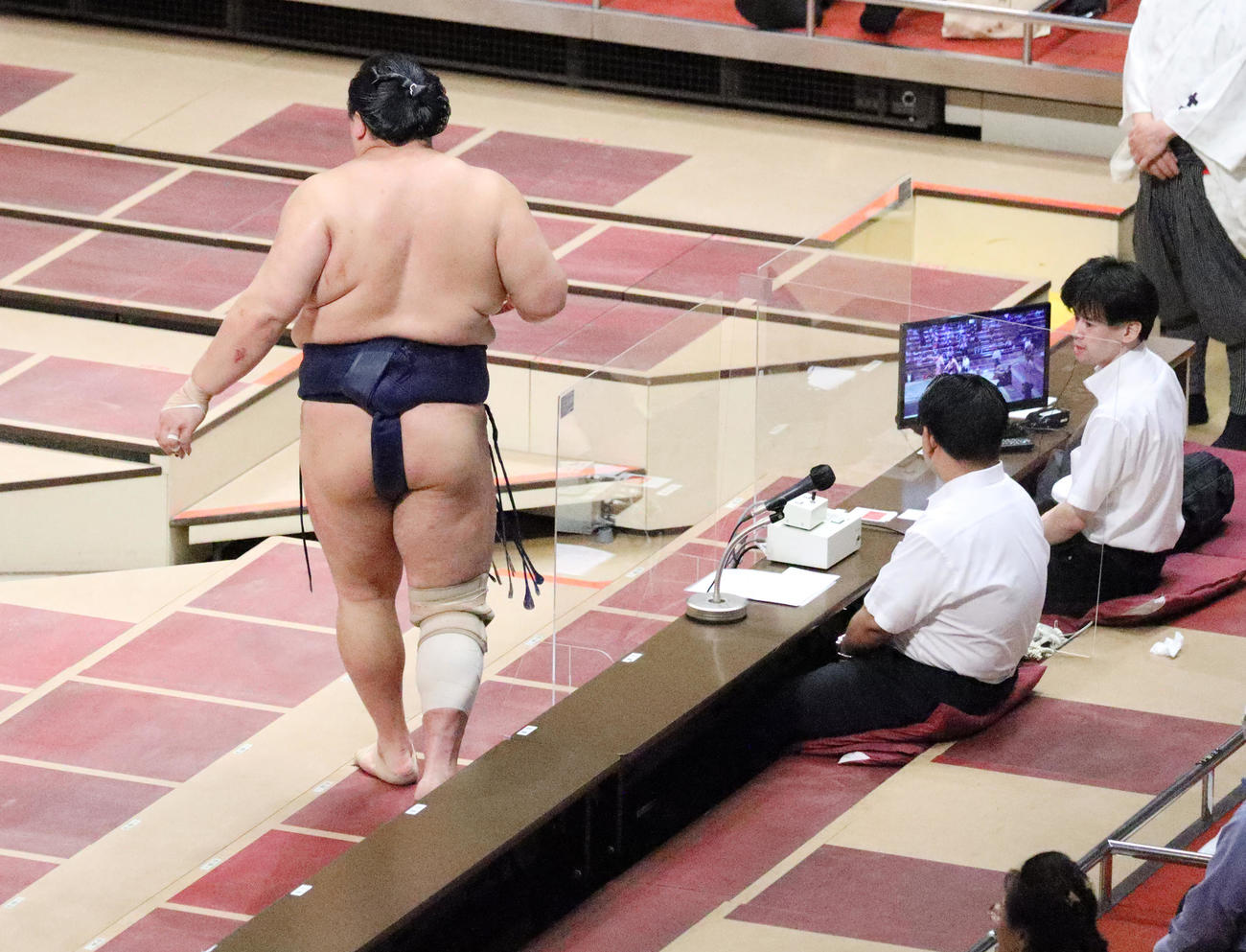 場内放送席まで突き飛ばされた北勝富士（撮影・中島郁夫）