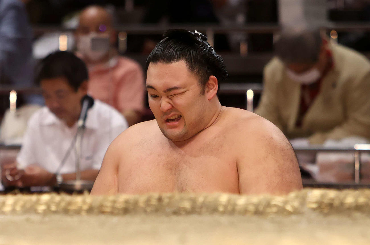 御嶽海に上手投げで敗れ悔しそうな表情を見せる朝乃山（撮影・鈴木正人）