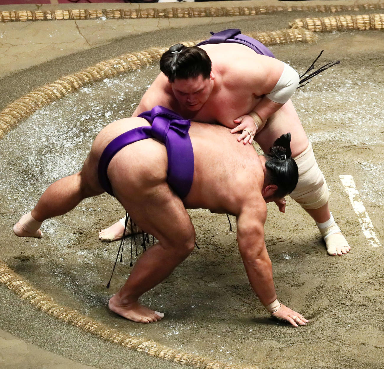 照ノ富士（後方）は松鳳山を引き落としで破る（撮影・足立雅史）