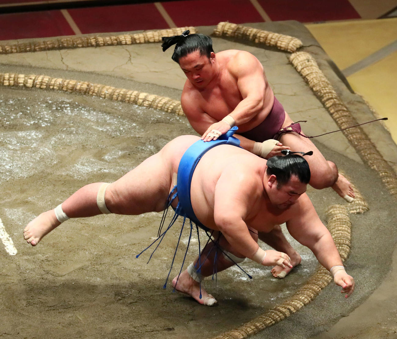 石浦（後方）は琴奨菊を上手出し投げで破る（撮影・足立雅史）