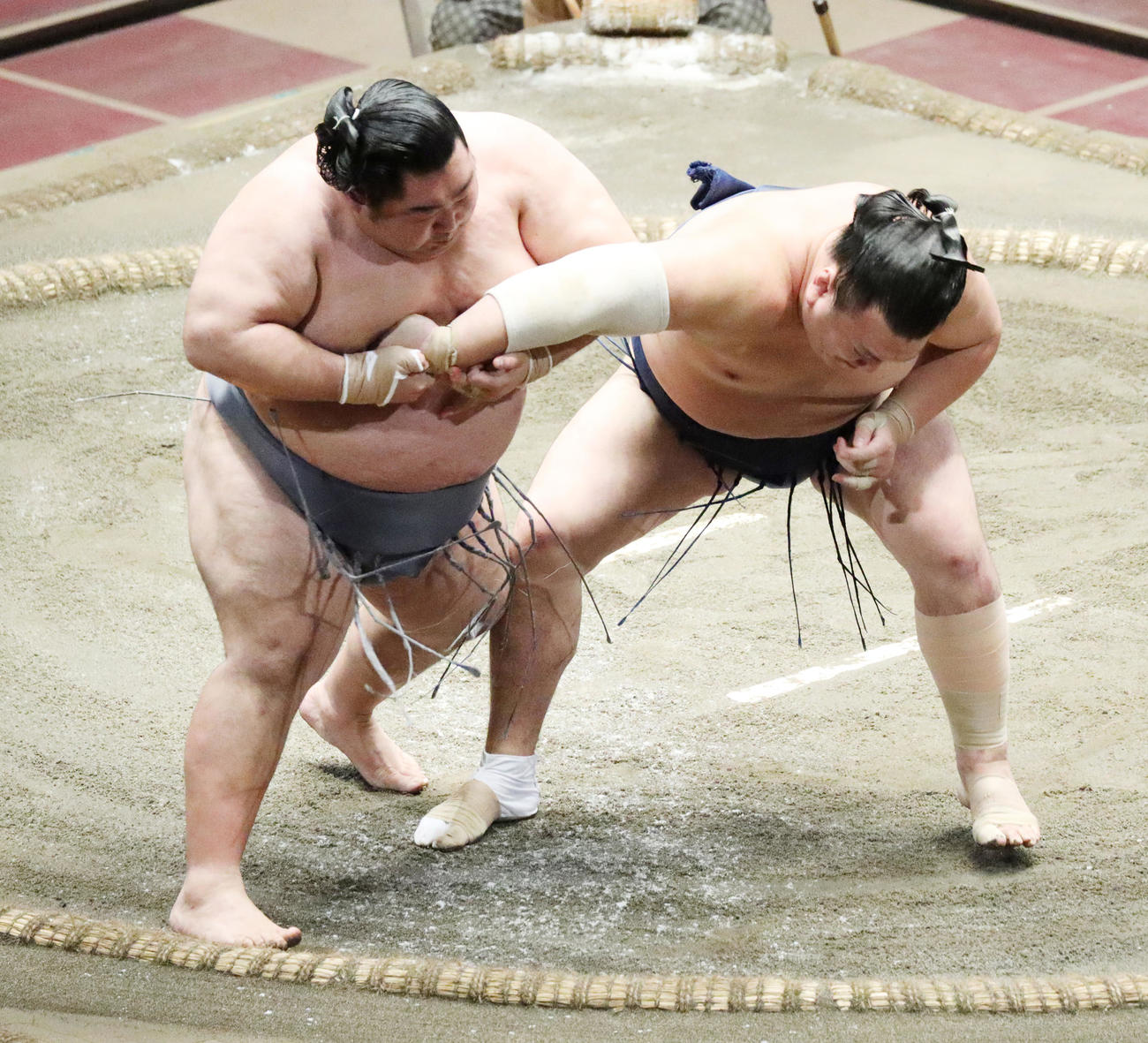 勢（右）をとったりで破る徳勝龍（撮影・中島郁夫）
