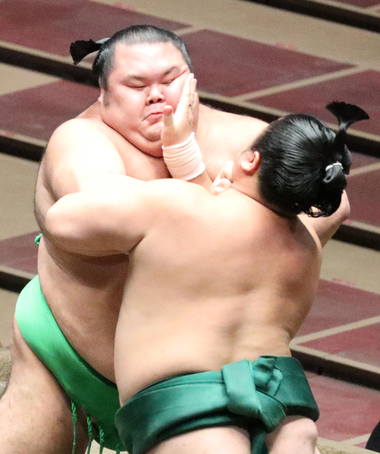 佐田の海（右）の張り手を食らう千代丸（撮影・中島郁夫）