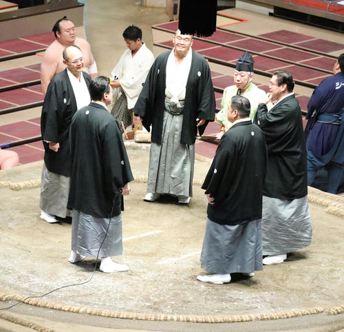 協議する審判団（撮影・中島郁夫）