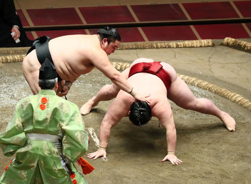 隠岐の海（左）は肩透かしで隆の勝を破る（撮影・足立雅史）