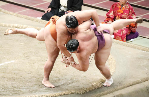 朝乃山（右）を上手投げで破る御嶽海（撮影・中島郁夫）