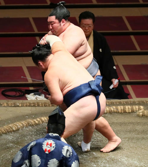 徳勝龍（後方）はとったりで勢を破る（撮影・足立雅史）
