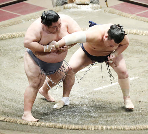勢（右）をとったりで破る徳勝龍（撮影・中島郁夫）