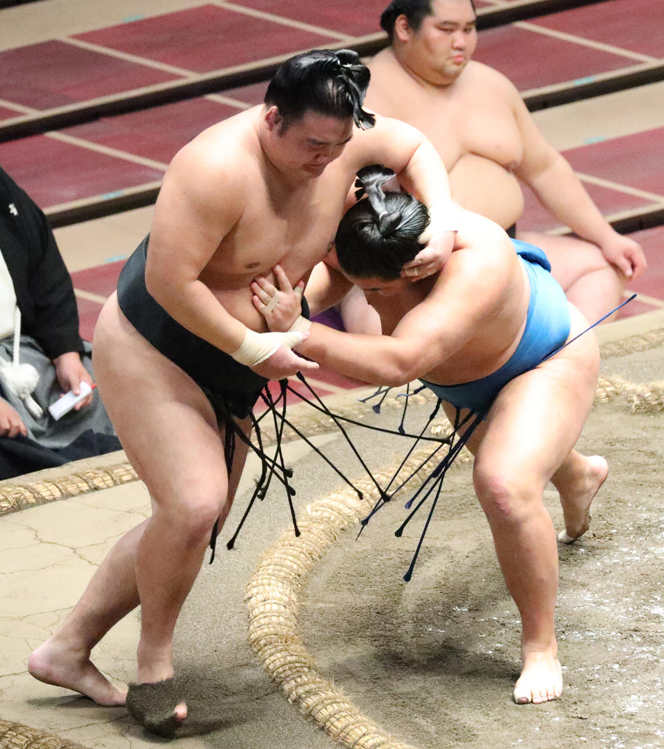 千代の海（左）を寄り切りで破る豊昇龍（撮影・中島郁夫）