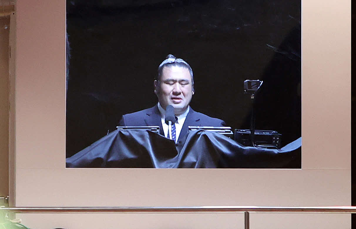 NHK向正面の初解説をする清見潟親方（撮影・鈴木正人）