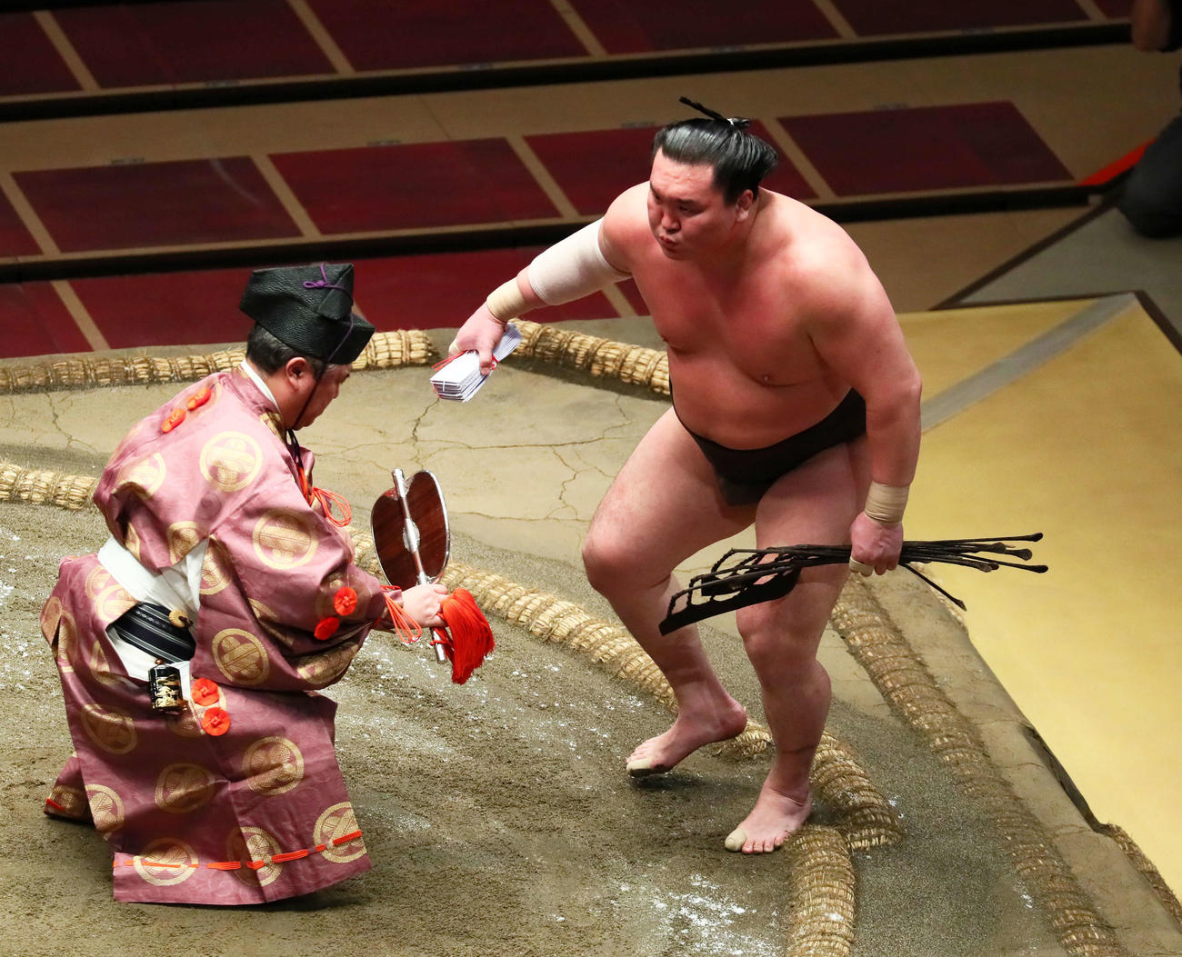 白鵬は押し出しで北勝富士を破り懸賞金の束を手に引き揚げる（撮影・足立雅史）